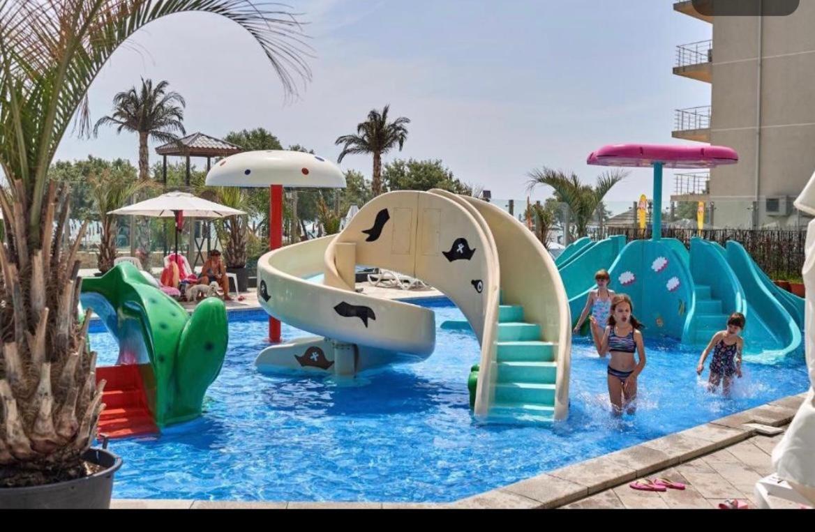 Bea Apartament On The Beach -Mamaia Nord Navodari Ngoại thất bức ảnh